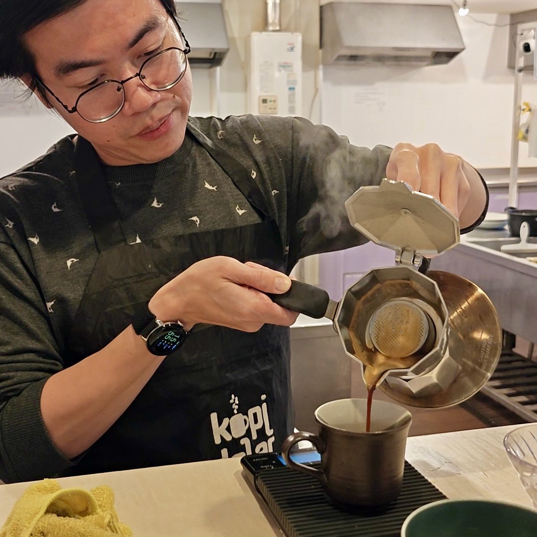 Kopi Dalar sedang diseduh