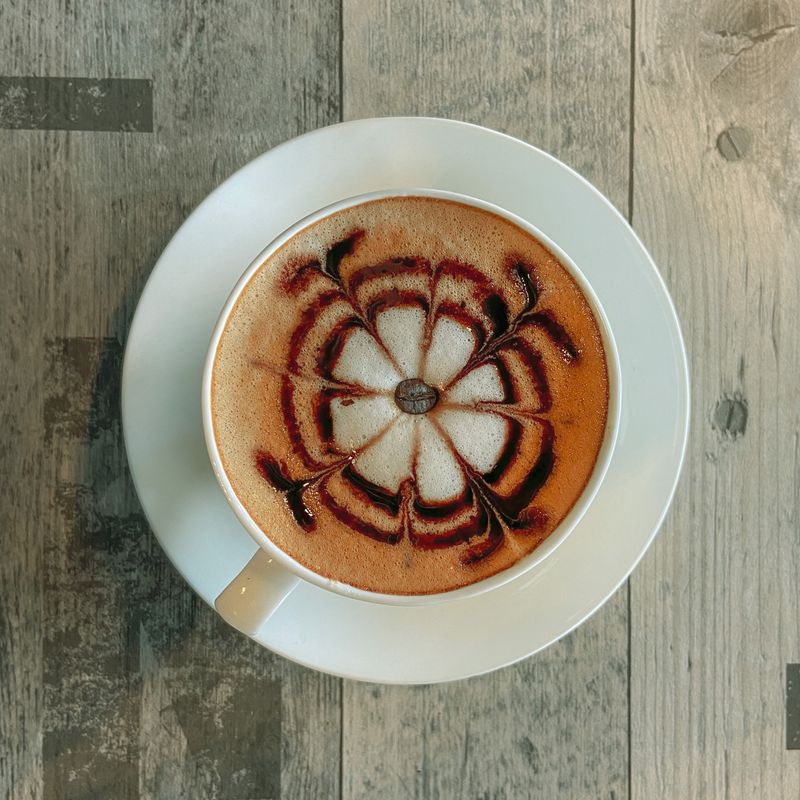 Cafe latte panas dengan latte art