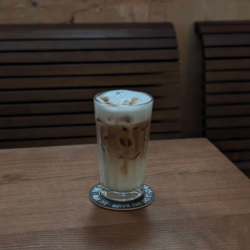 Cafe latte dingin berlapis susu